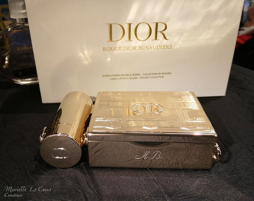 Minaudière Dior avec des initiales gravées.