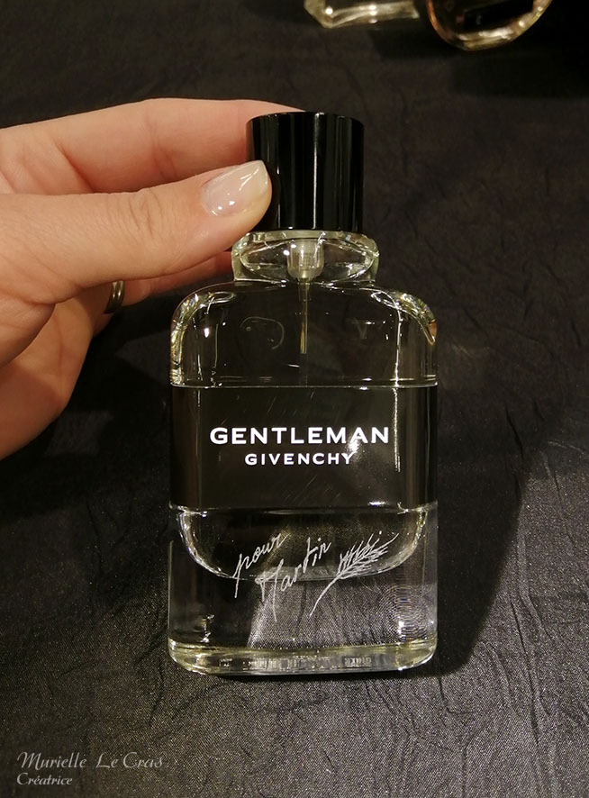 Flacon de parfum Gentleman de Givenchy, personnalisé avec un prénom et un épi de blé gravé.