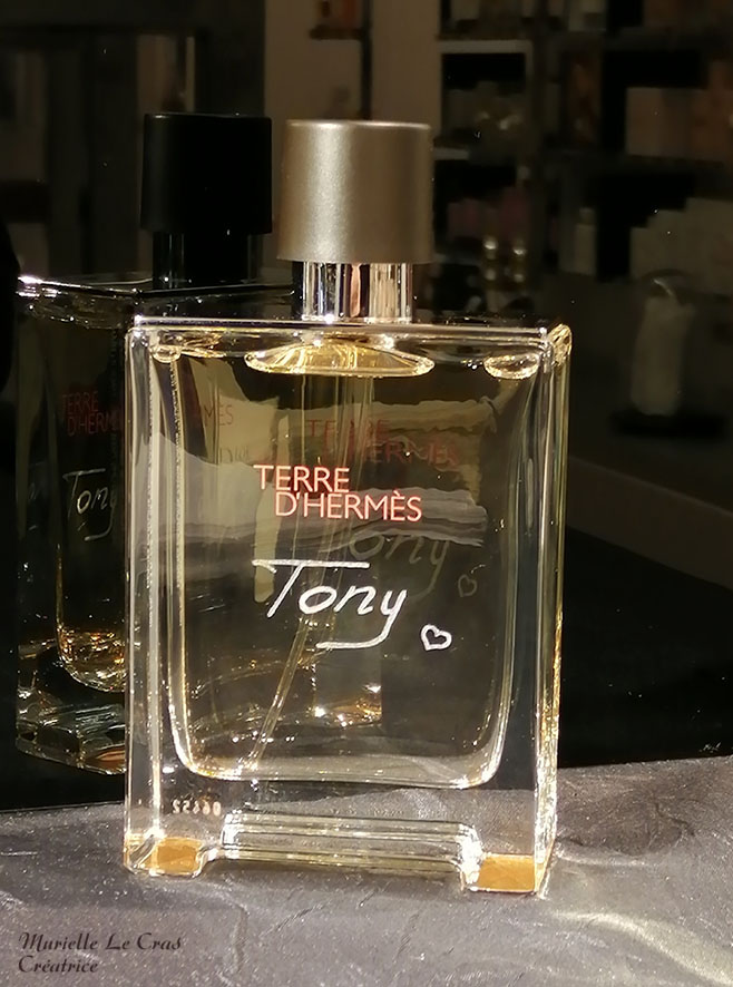 Flacon de parfum Terre d'Hermès, personnalisé avec un prénom et un cœur gravé.