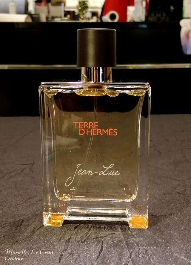 Flacon de parfum Terre d'Hermès, personnalisé avec un prénom gravé.