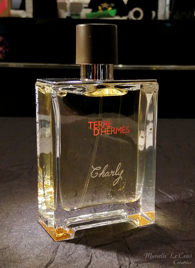 Flacon de parfum Terre d'Hermès, personnalisé avec un prénom gravé.