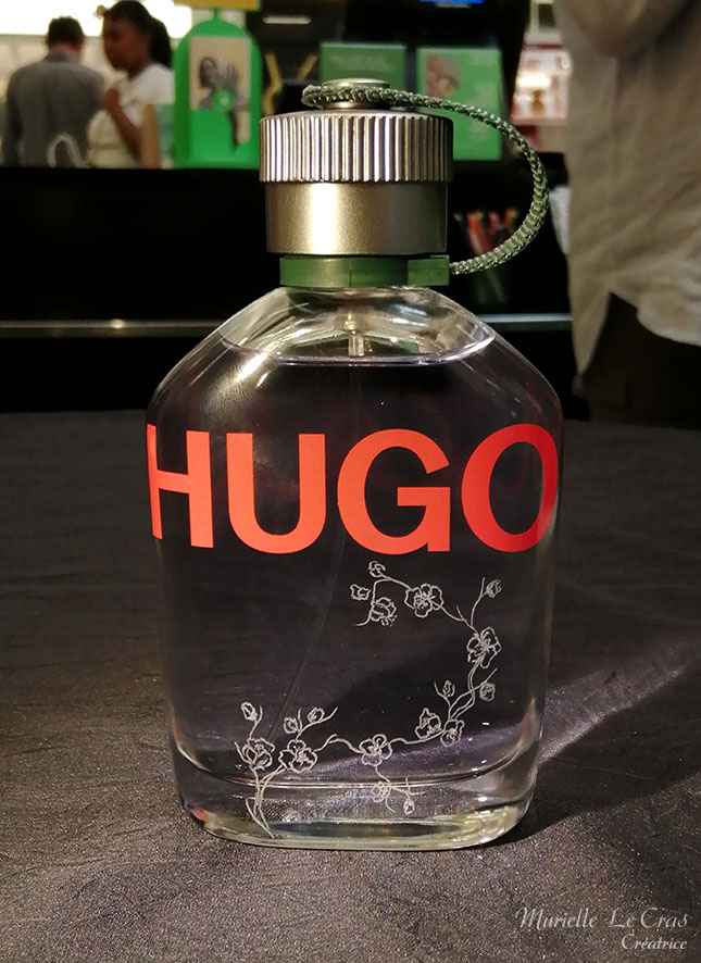 Flacon de parfum Hugo Boss, personnalisé avec une branche fleurie style asiatique gravée