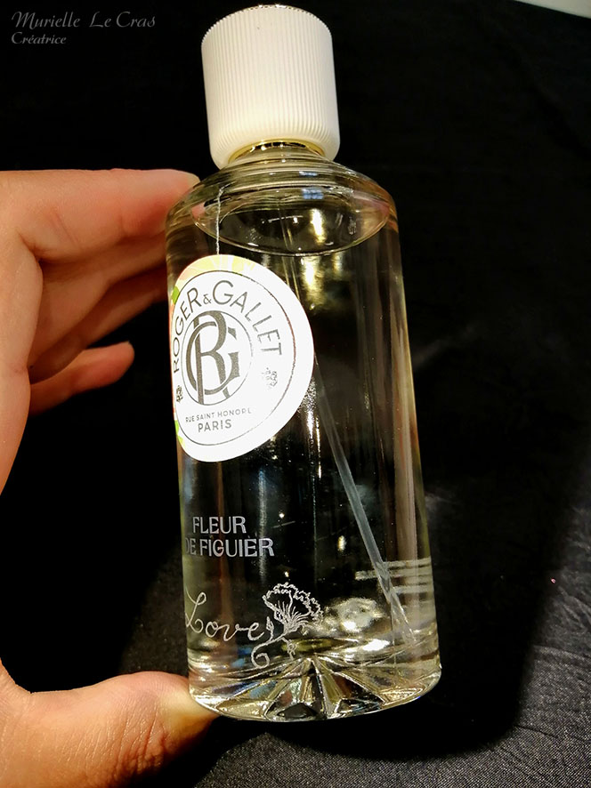 Flacon de parfum Roger & Gallet, personnalisé avec "Love" et une fleur gravé