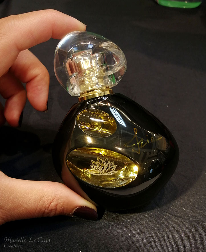 Flacon de parfum Sisley, personnalisé avec un nénuphar gravé