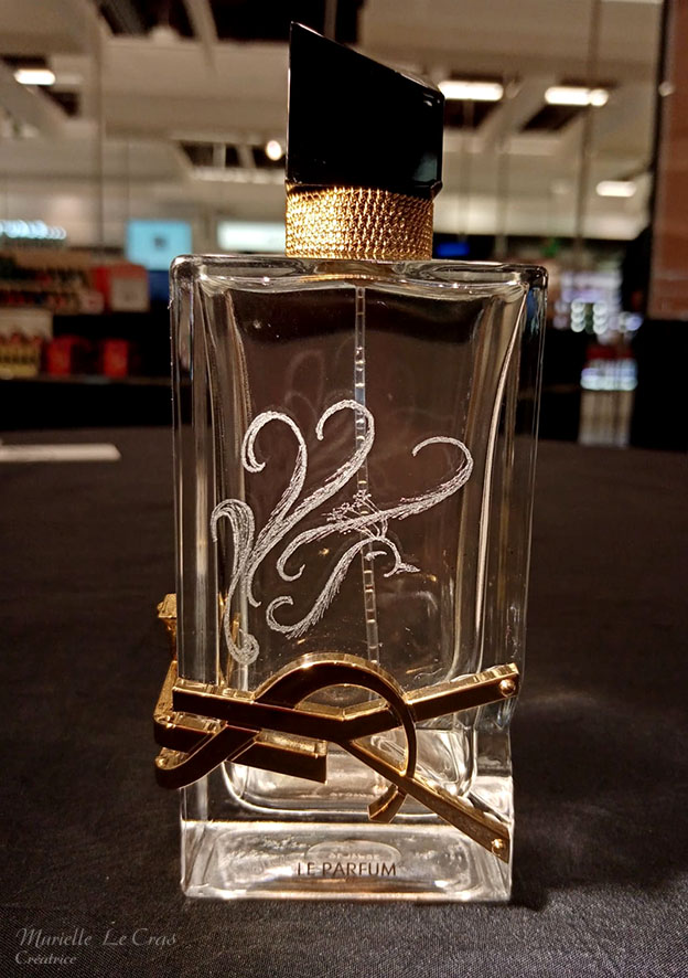 Flacon de parfum Yves Saint Laurent, personnalisé en gravure avec un motif de paon stylisé