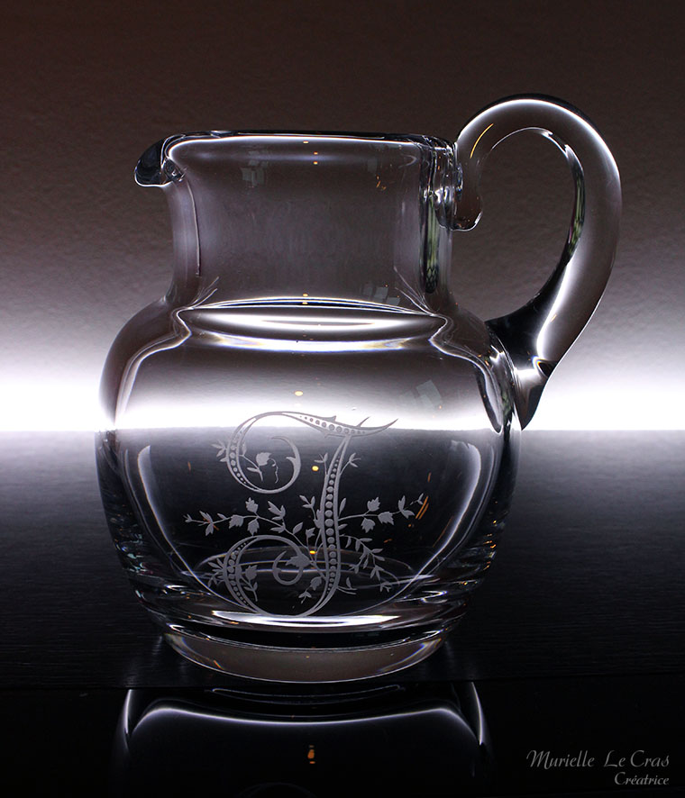 Broc à eau en cristal de Baccarat gravé et personnalisé avec une initiale et un motif floral pour offrir en cadeau