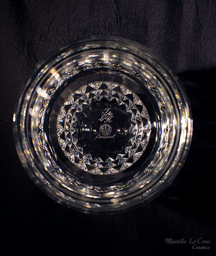 Carafe et verres Louxor en cristal de Baccarat gravé et personnalisé avec les prénoms et la date pour un cadeau de fiançailles.