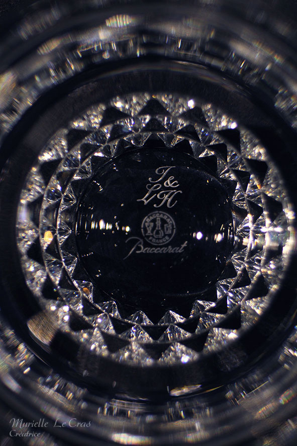 Carafe et verres en cristal de Baccarat gravé et personnalisé avec les prénoms et la date pour un cadeau de fiançailles.