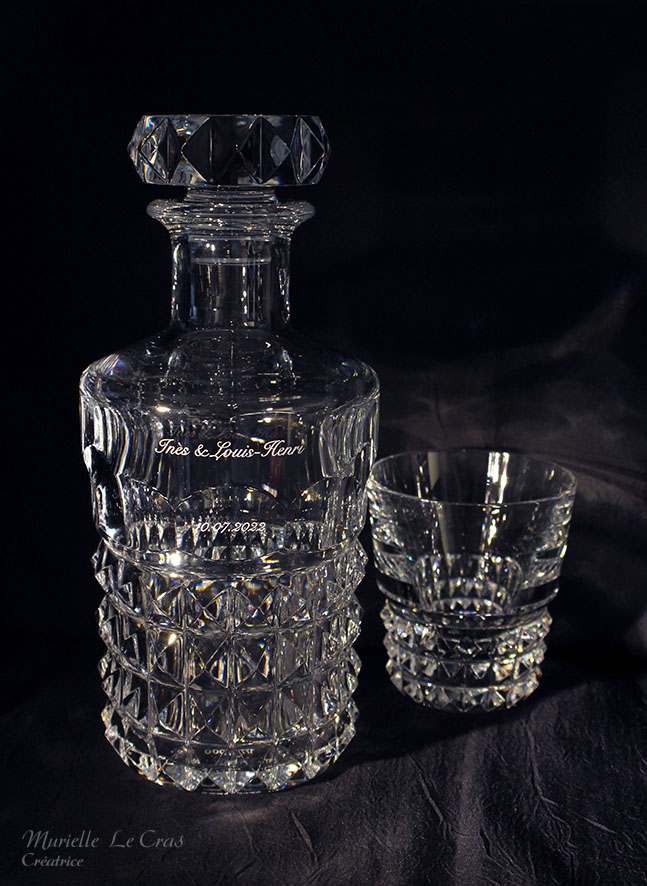 Carafe et verres Louxor en cristal de Baccarat gravé et personnalisé avec les prénoms et la date pour un cadeau de fiançailles.