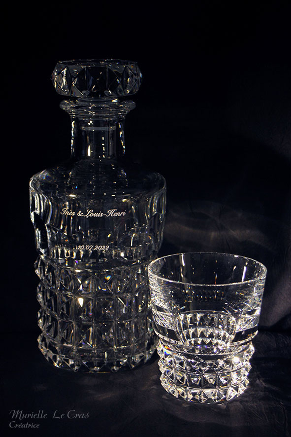 Carafe et verres Louxor en cristal de Baccarat gravé et personnalisé avec les prénoms et la date pour un cadeau de fiançailles.