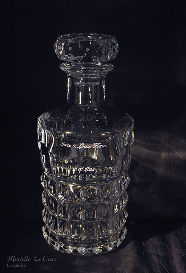 Carafe et verres Louxor en cristal de Baccarat gravé et personnalisé avec les prénoms et la date pour un cadeau de fiançailles.