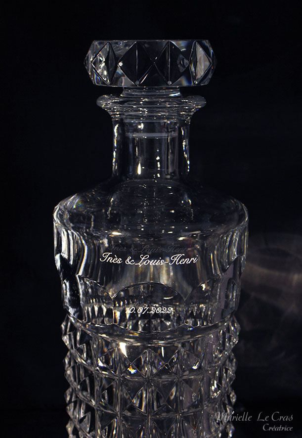 Carafe et verres Louxor en cristal de Baccarat gravé et personnalisé avec les prénoms et la date pour un cadeau de fiançailles.