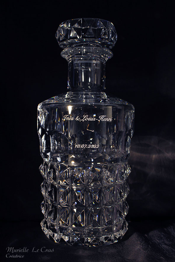 Carafe et verres Louxor en cristal de Baccarat gravé et personnalisé avec les prénoms et la date pour un cadeau de fiançailles.