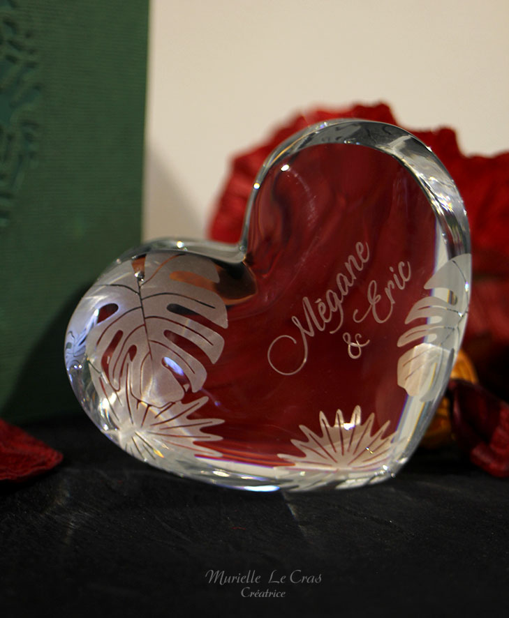 Cœur en cristal de Baccarat gravé et personnalisé pour un cadeau de mariage avec les prénoms et un motif floral