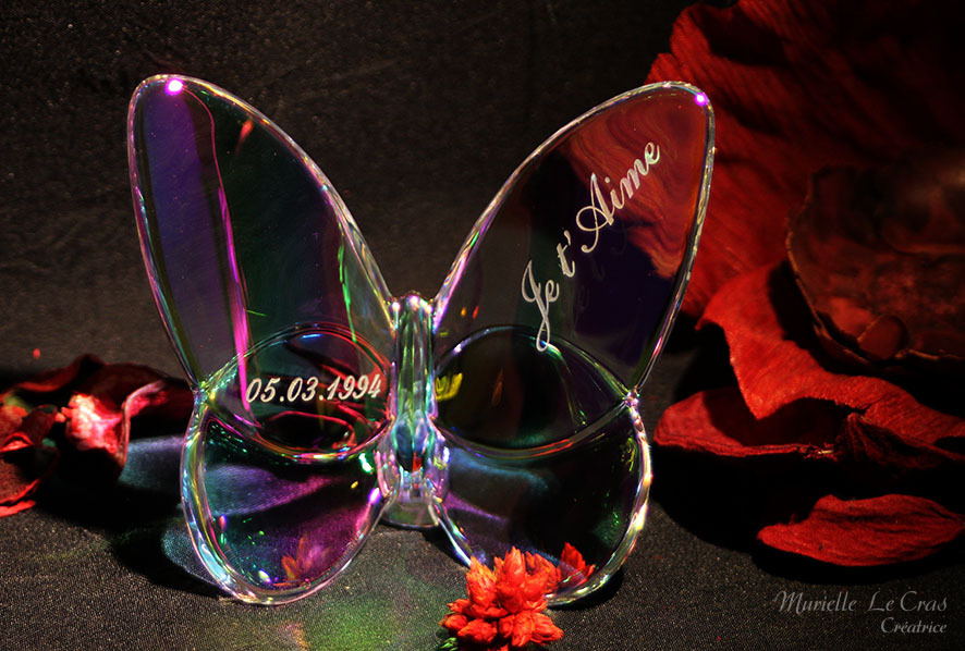 Papillon en cristal de Baccarat gravé et personnalisé avec une déclaration "Je t'aime" pour offrir en cadeau