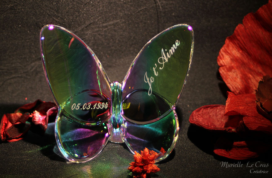 Papillon en cristal de Baccarat gravé et personnalisé avec une déclaration "Je t'aime" pour offrir en cadeau