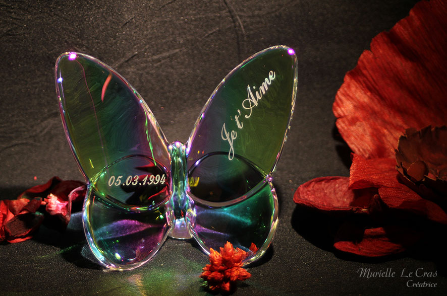 Papillon en cristal de Baccarat gravé et personnalisé avec une déclaration "Je t'aime" pour offrir en cadeau