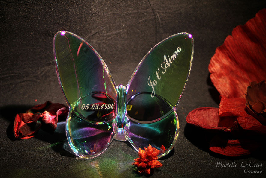 Papillon en cristal de Baccarat gravé et personnalisé avec une déclaration "Je t'aime" pour offrir en cadeau