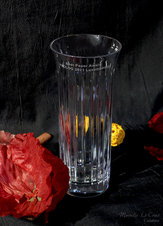 Vase en cristal de Baccarat gravé et personnalisé à offrir en cadeau pour le trophée de l'événement Prolog