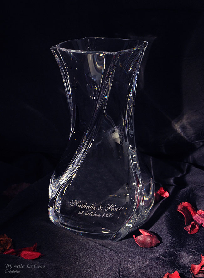 Vase en cristal de Baccarat gravé et personnalisé avec les prénoms et la date pour un cadeau d'anniversaire de mariage.