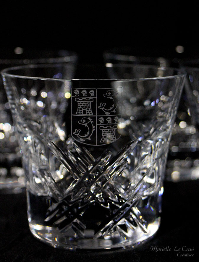 Verres en cristal de Baccarat gravés et personnalisés à offrir en cadeau avec un motif de blason