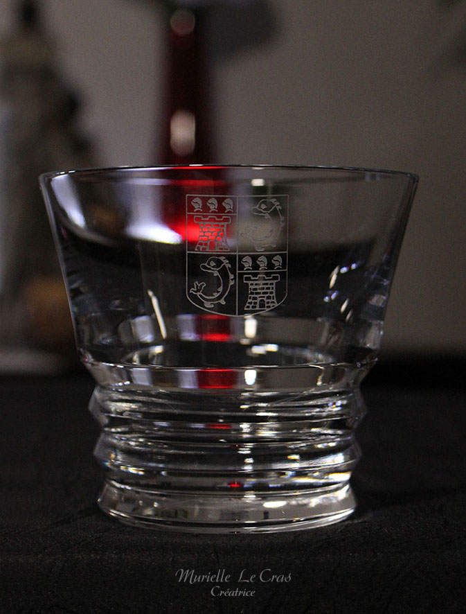 Verres en cristal de Baccarat gravés et personnalisés à offrir en cadeau avec un motif de blason