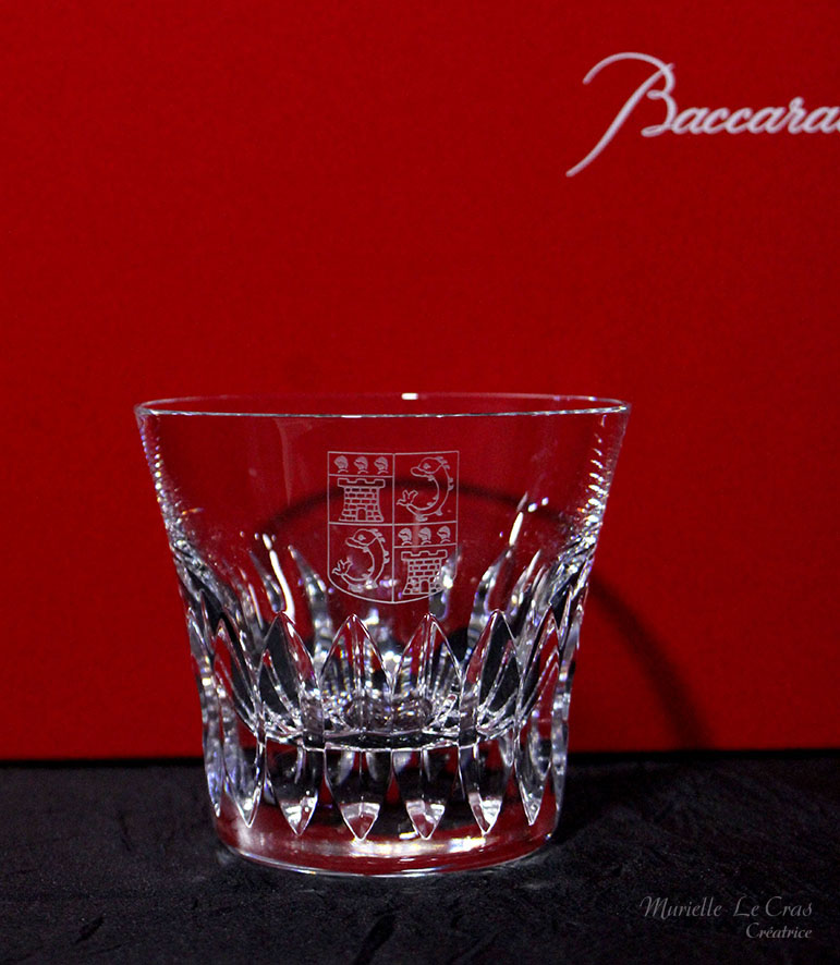 Verres en cristal de Baccarat gravés et personnalisés à offrir en cadeau avec un motif de blason