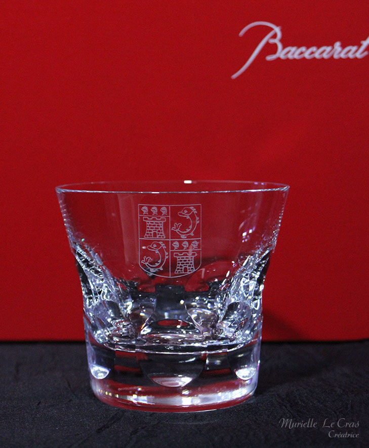 Verres en cristal de Baccarat gravés et personnalisés à offrir en cadeau avec un motif de blason