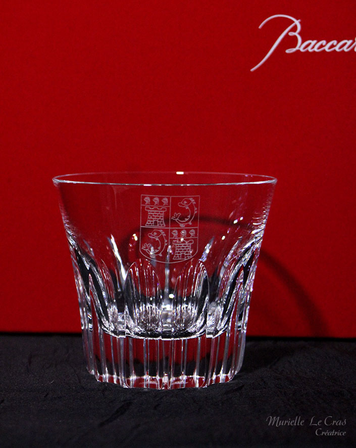 Verres en cristal de Baccarat gravés et personnalisés à offrir en cadeau avec un motif de blason