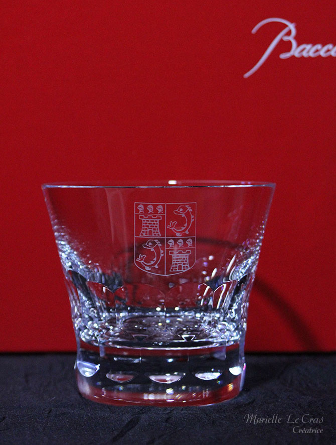 Verres en cristal de Baccarat gravés et personnalisés à offrir en cadeau avec un motif de blason