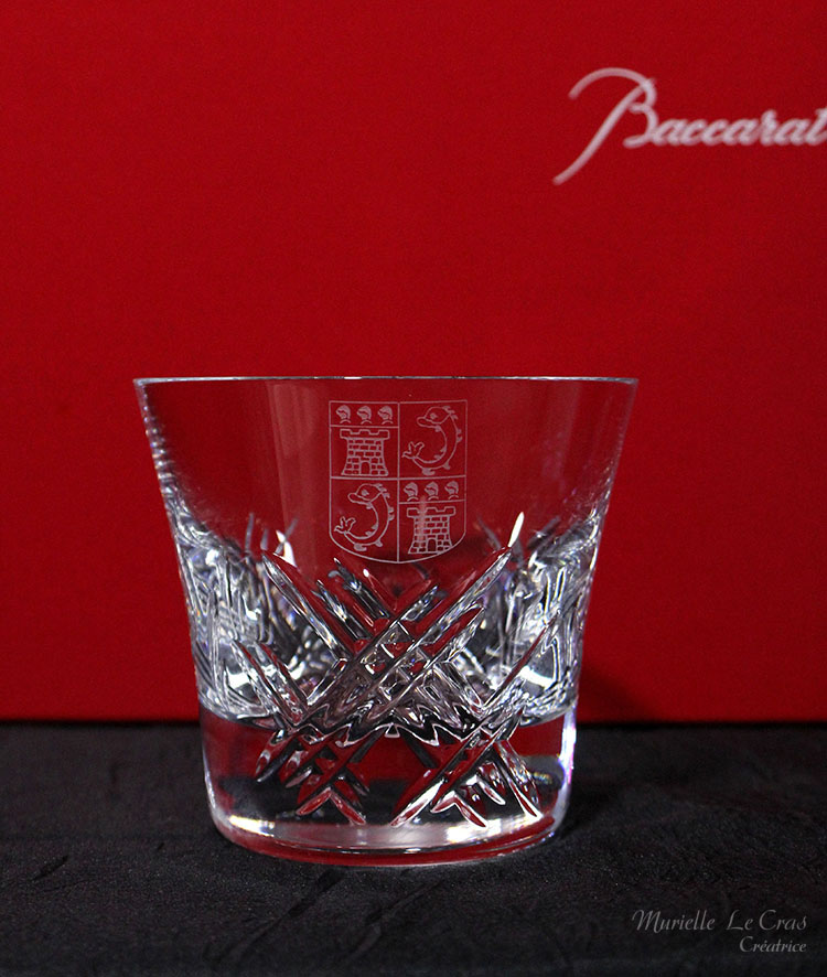 Verres en cristal de Baccarat gravés et personnalisés à offrir en cadeau avec un motif de blason