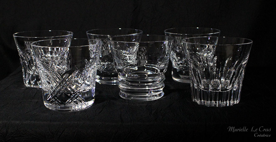 Verres en cristal de Baccarat gravés et personnalisés à offrir en cadeau avec un motif de blason