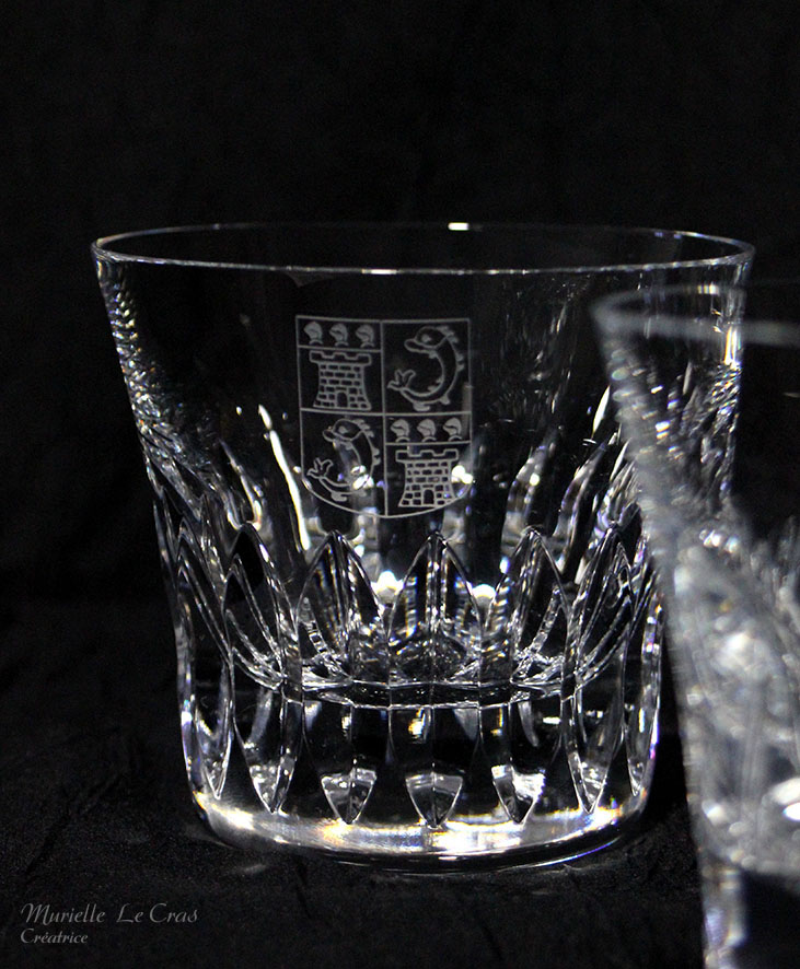 Verres en cristal de Baccarat gravés et personnalisés à offrir en cadeau avec un motif de blason