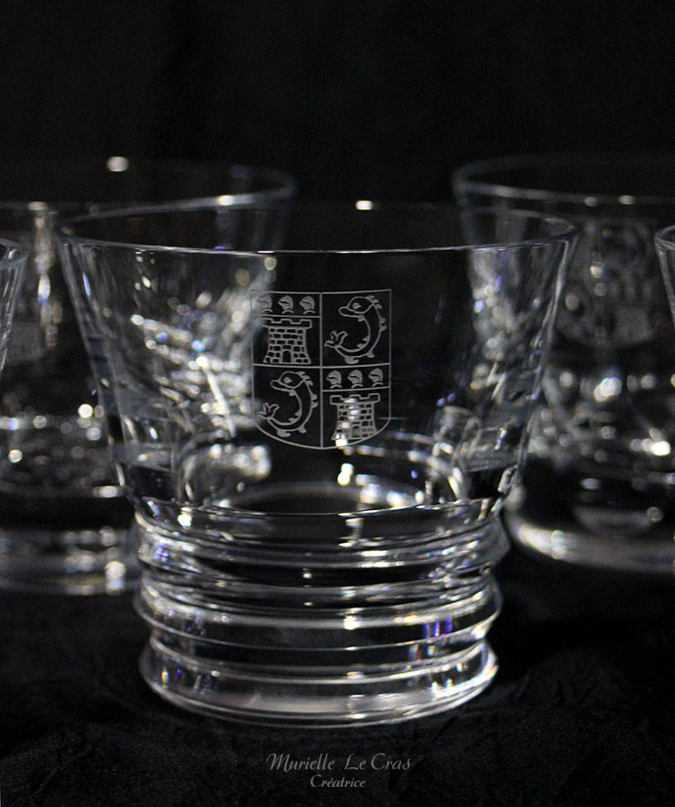 Verres en cristal de Baccarat gravés et personnalisés à offrir en cadeau avec un motif de blason