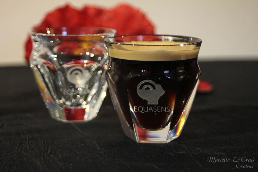 Tasses à expresso en cristal de Baccarat gravés et personnalisés avec le logo de la société Equasens à offrir en cadeau