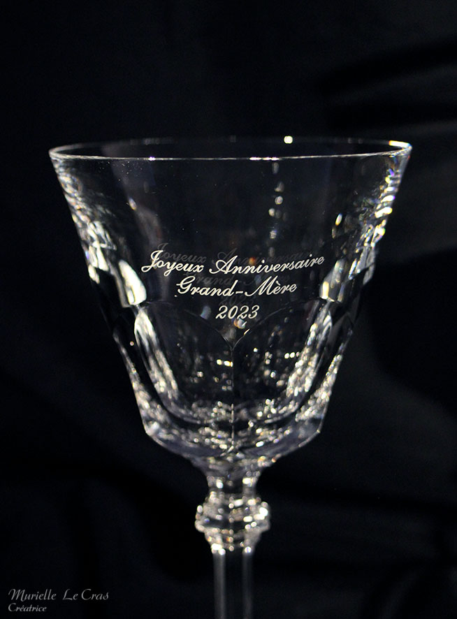 Verre à vin Harcourt en cristal de Baccarat gravé et personnalisé pour offrir en cadeau à sa grand-mère pour son anniversaire
