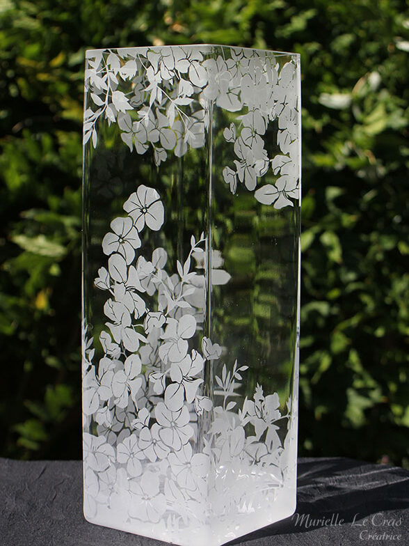 Vase carré personnalisé avec un décor floral gravé, feuilles et fleurs qui enveloppent le vase