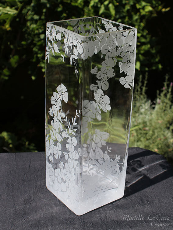 Vase carré personnalisé avec un décor floral gravé, feuilles et fleurs qui enveloppent le vase