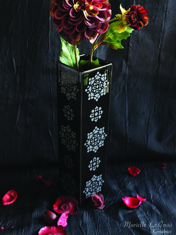 Vase noir gravé et personnalisé à offrir avec des motifs marocains