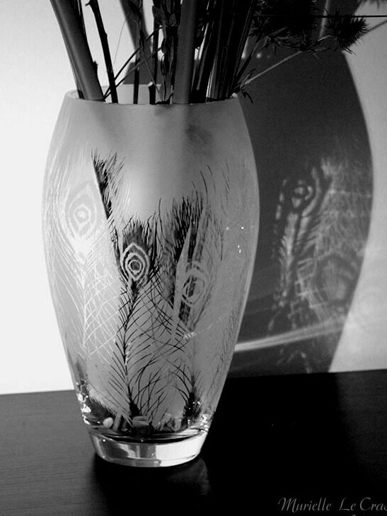 Vase gravé et personnalisé à offrir avec un motif de plumes de paon