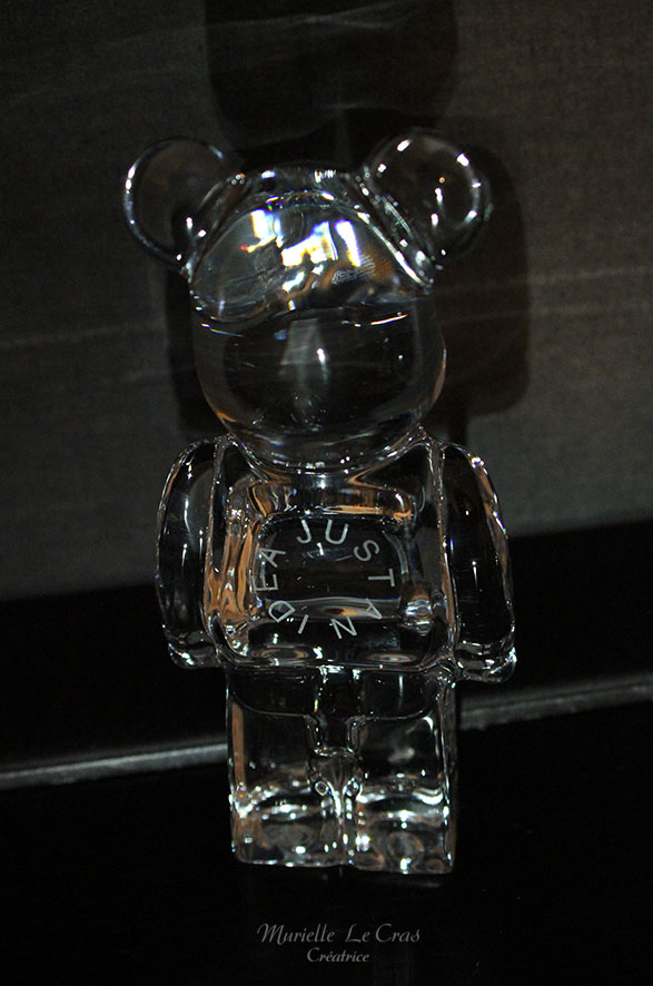 Ours Bearbrick (Bre@rbrick) Baccarat, gravé et personnalisé avec le logo de la société Just an idea