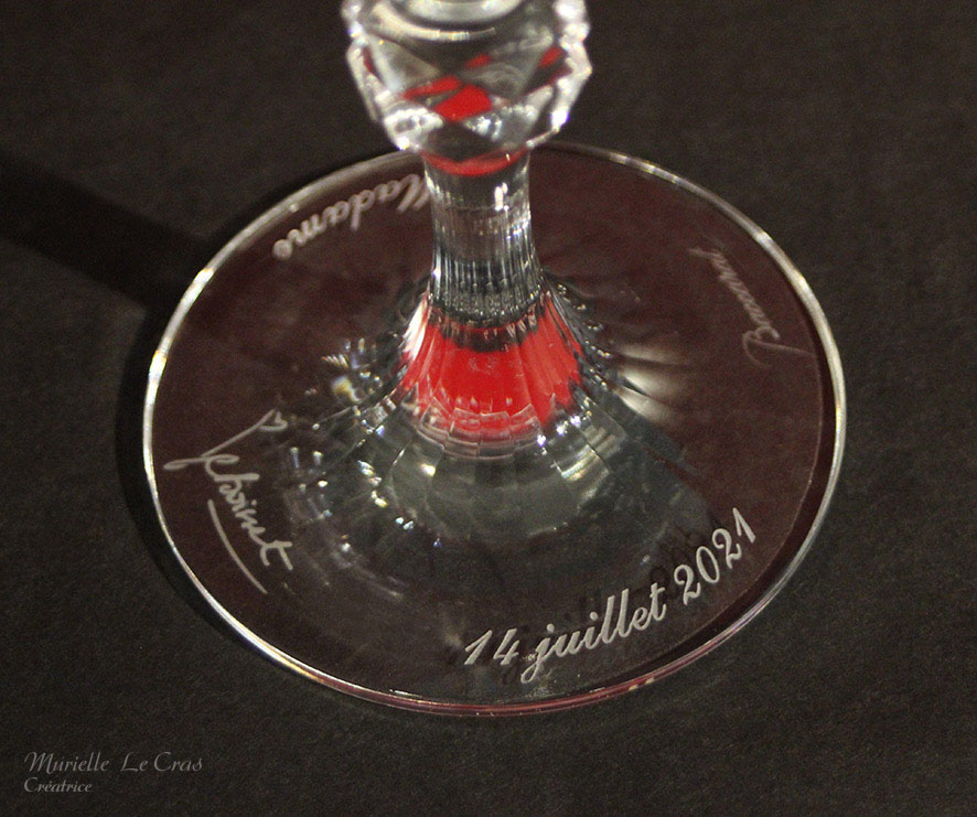 Verre à vin Passion en cristal de Baccarat personnalisé avec un mot et une date pour un cadeau de mariage