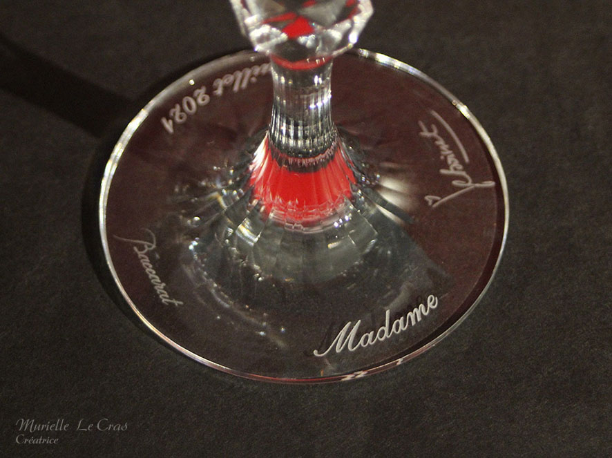 Verre à vin Passion en cristal de Baccarat personnalisé avec un mot et une date pour un cadeau de mariage