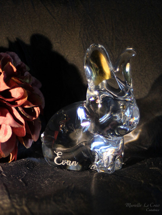 Lapin en cristal de Baccarat personnalisé. Prénom et date gravés pour un cadeau de baptême