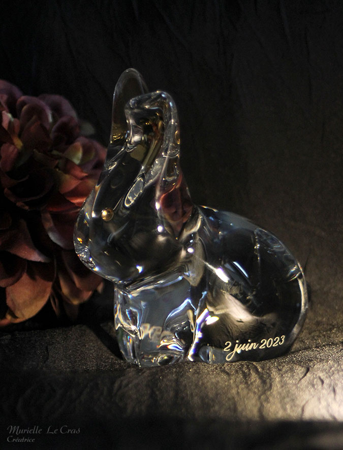 Lapin en cristal de Baccarat personnalisé. Prénom et date gravés pour un cadeau de baptême