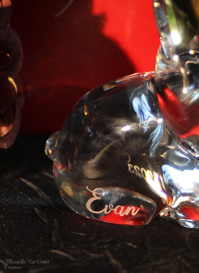 Lapin en cristal de Baccarat personnalisé. Prénom et date gravés pour un cadeau de baptême