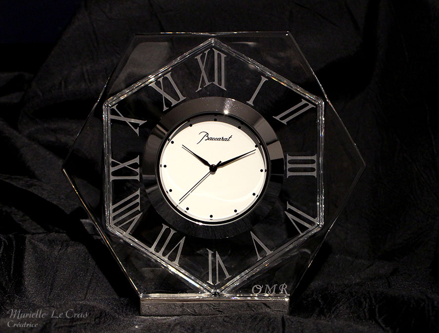 Horloge en cristal de Baccarat personnalisé avec des initiales pour un cadeau