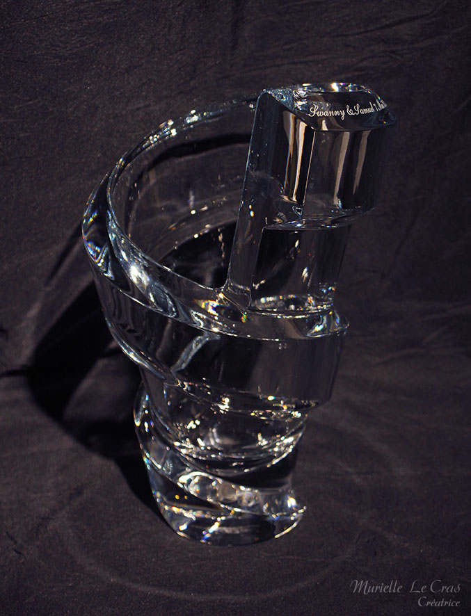 Vase spirale en cristal de Baccarat personnalisé avec les prénoms et une date pour un cadeau de mariage