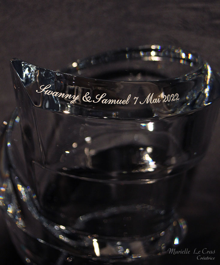 Vase spirale en cristal de Baccarat personnalisé avec les prénoms et une date pour un cadeau de mariage