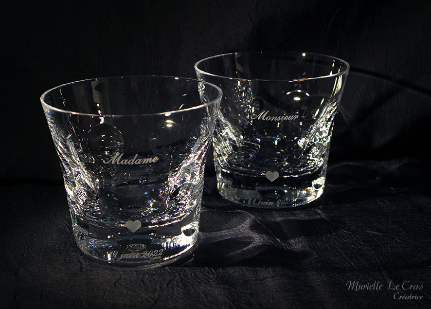 Verre Beluga en cristal de Baccarat personnalisé avec un mot et un cœur pour un cadeau